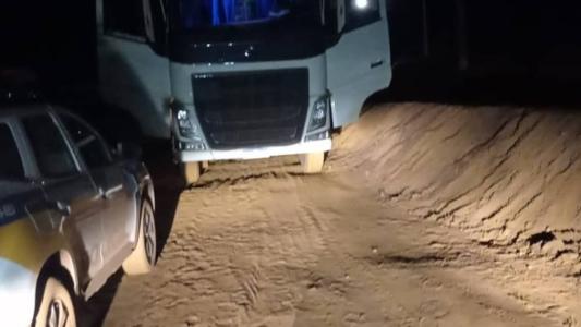 Duas carretas com essa extração ilegal de minério foram apreendidas