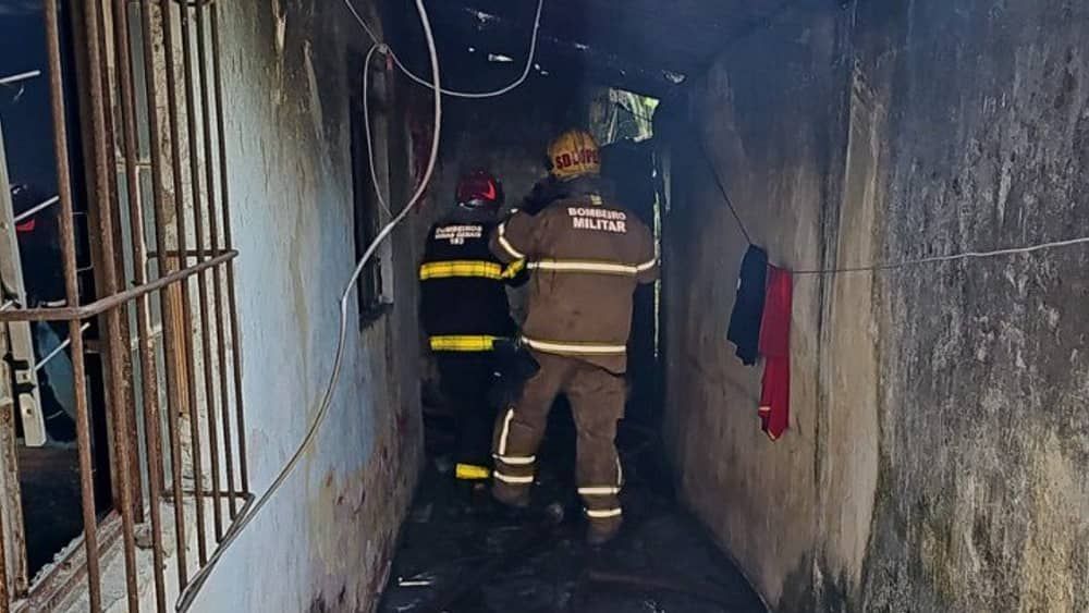 Corpo de homem é encontrado carbonizado após incêndio em residência