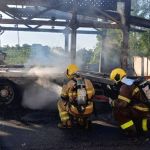 Cegonheira pega fogo na BR-381 em Carmópolis de Minas  