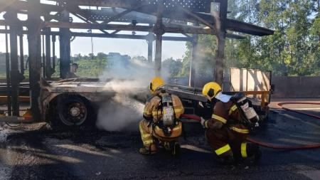 Duas equipes dos bombeiros atuaram no combate às chamas