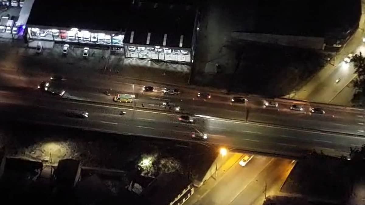Motociclista morre em acidente com caminhão na Rodovia Fernão Dias, em Contagem