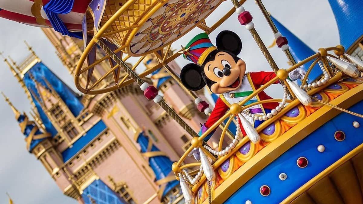 Vídeo: grupo troca socos e chutes em parque da Disney 