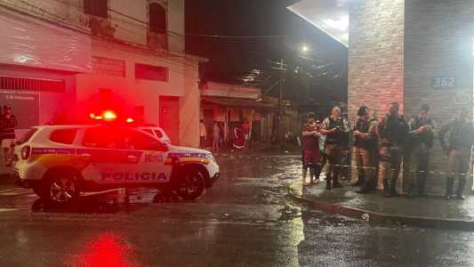 De acordo com informações iniciais, um homem chegou até o estabelecimento de moto, abriu fogo e foi embora