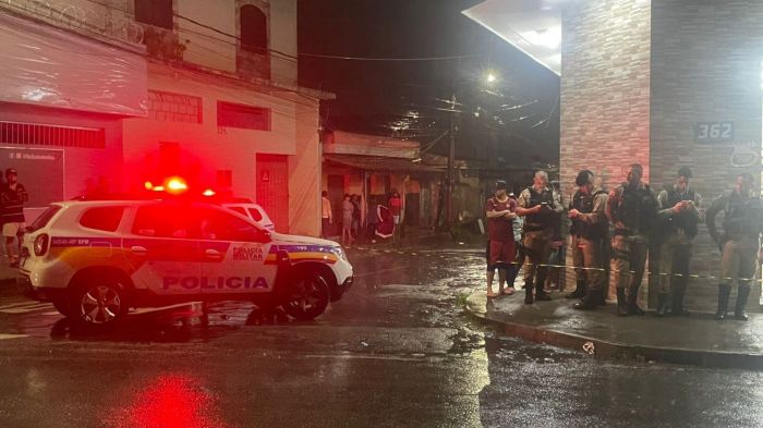 De acordo com informações iniciais, um homem chegou até o estabelecimento de moto, abriu fogo e foi embora