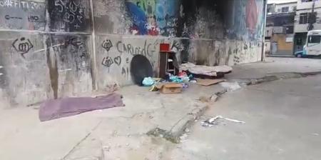 Duas pessoas em situação de rua são mortas a tiros de fuzil debaixo de marquise no RJ