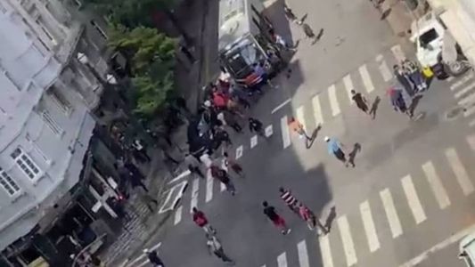 Duas pessoas foram presas acusadas de vandalismo.