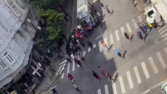 Duas pessoas foram presas acusadas de vandalismo.