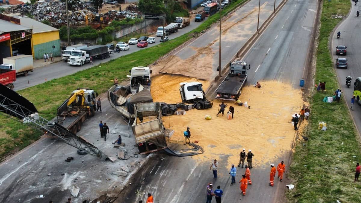 Anel Rodoviário não tem previsão de liberação após acidente com carretas e carros; veja imagens do acidente  