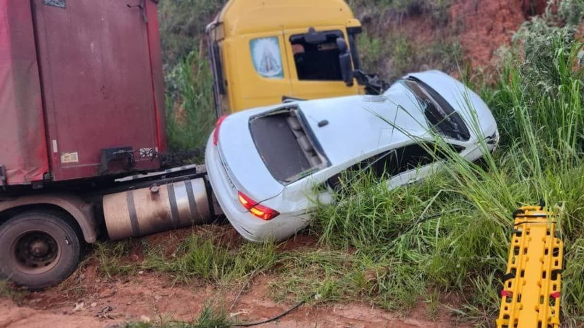 Cruze bate de frente com carreta e duas pessoas morrem na MG-262 em Ponte Nova