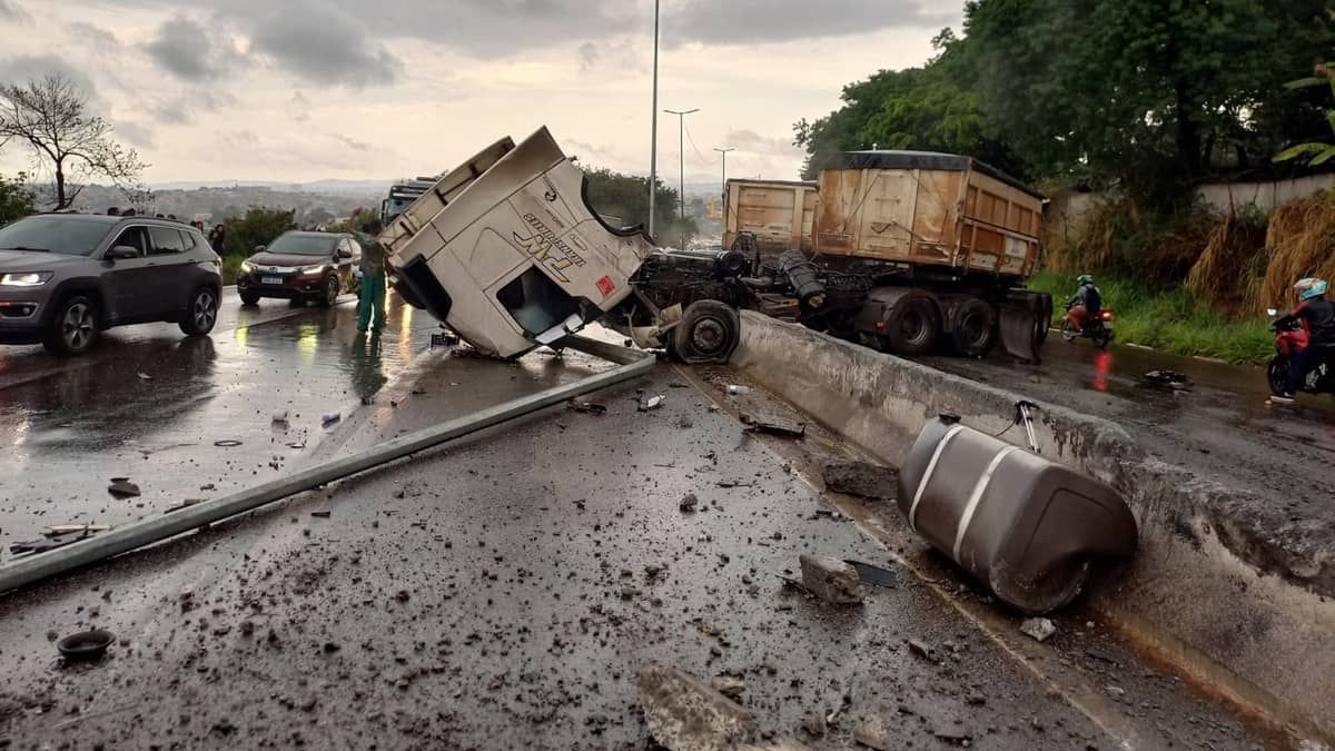 Acidente com carreta bitrem no Anel Rodoviário foi causado por óleo na pista