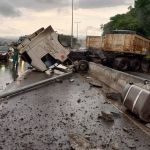 Acidente com carreta bitrem no Anel Rodoviário foi causado por óleo na pista