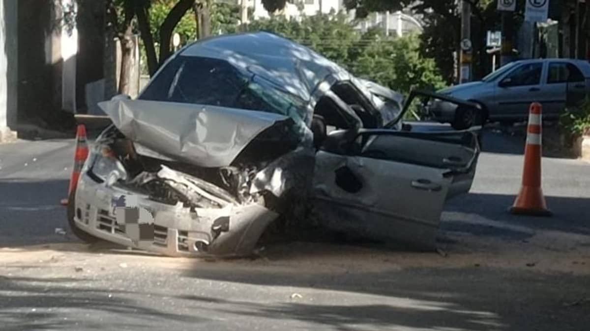 Carro capota após bater em outro e deixa cinco feridos no bairro Serra, região Centro-Sul de BH; veja imagens  