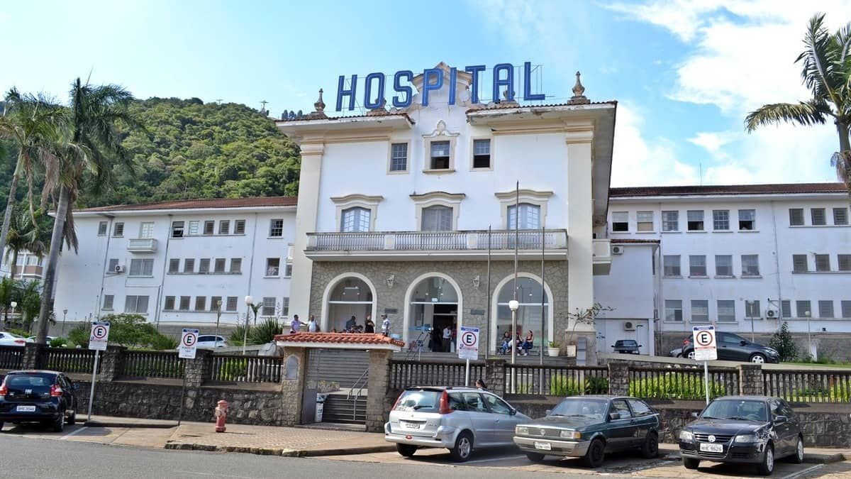 Menina de 17 anos que segurou autor de ataque a escola em Poços de Caldas tem alta
