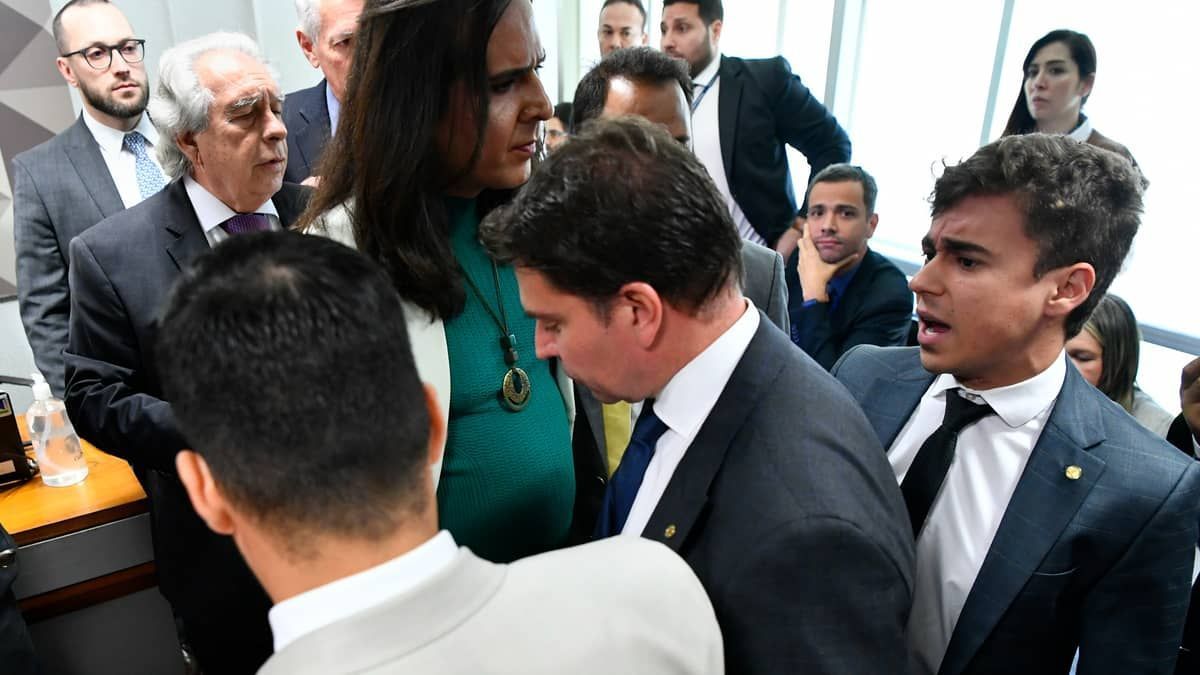 Nikolas Ferreira e Duda Salabert trocam empurrões na CPMI de 8 de janeiro