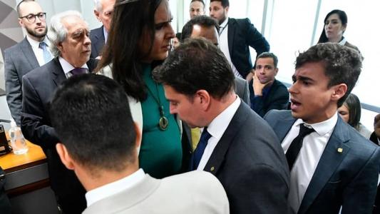 Duda Salabert (PDT) e Nikolas Ferreira (PL) durante confusão na CPMI