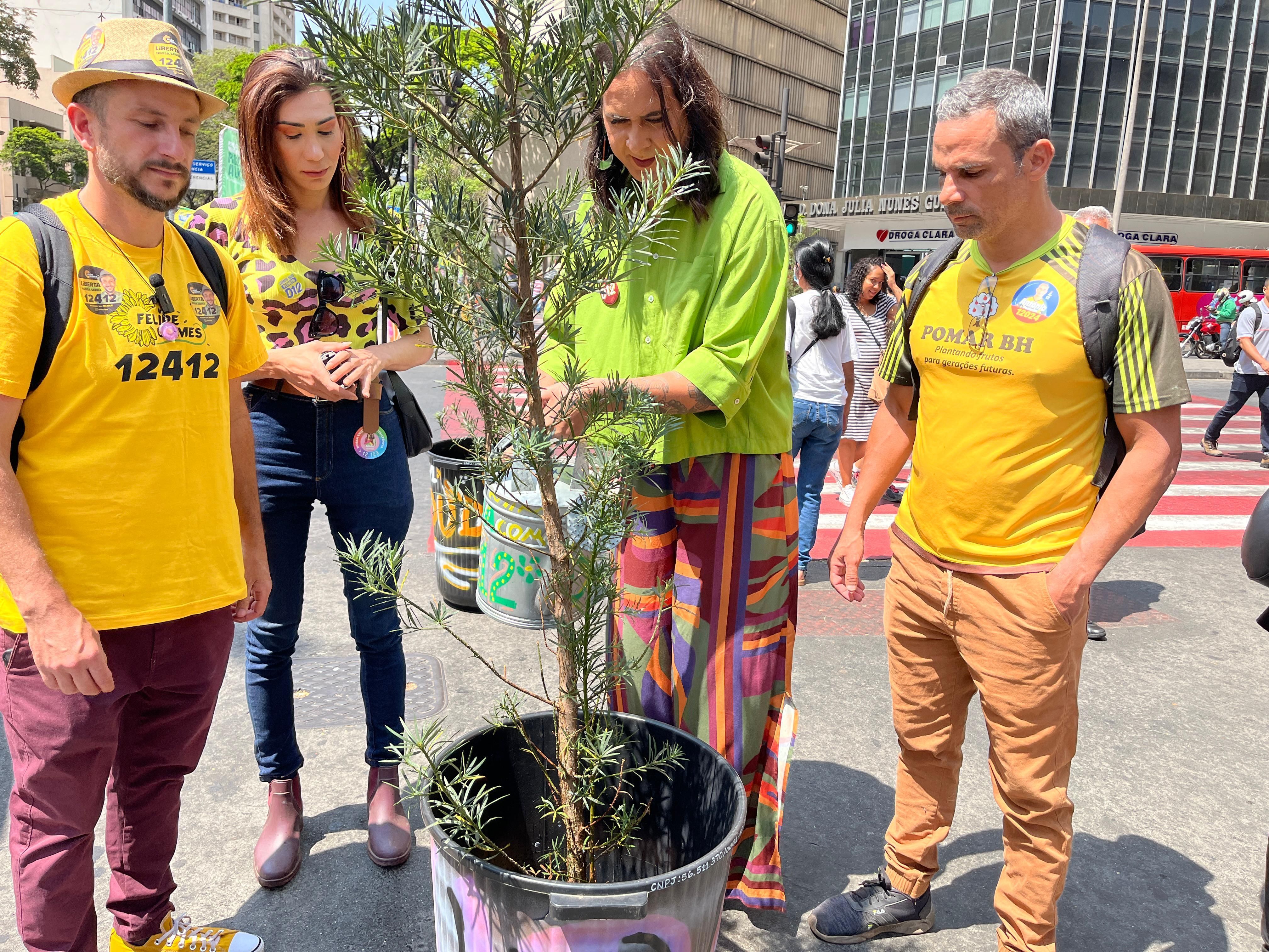 Duda Salabert rega plantas na Praça Sete e promete limpar Lagoa da Pampulha em até dois anos