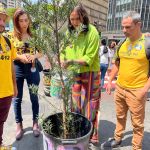 Duda Salabert rega plantas na Praça Sete e promete limpar Lagoa da Pampulha em até dois anos