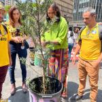 Duda Salabert rega plantas na Praça Sete e promete limpar Lagoa da Pampulha em até dois anos