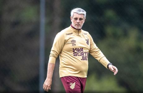 Odair durante treinamento do Athletico nesta sexta-feira (26)