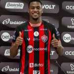 Vitória compra direitos do volante Dudu, destaque do time na Série B
