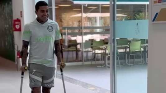 Dudu volta a apoiar os pés no chão e comemora recuperação no Palmeiras: 'Alívio'