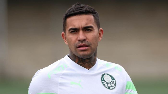 Atacante Dudu, do Palmeiras, em treinamento na Academia Alviverde