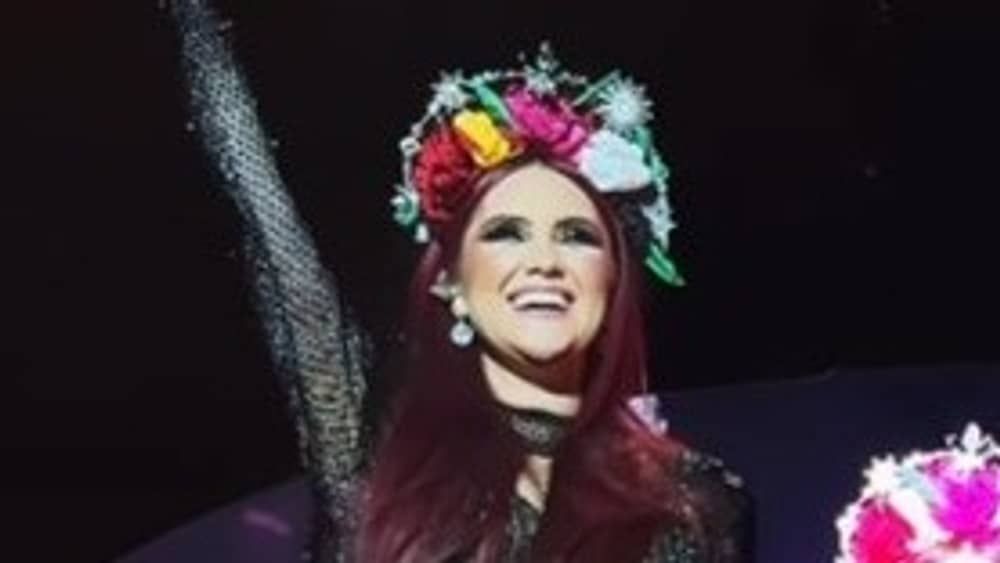 Dulce Maria homenageia Frida Kahlo, sua tia-avó, em show do RBD