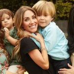 Anahí leva o filho para o palco do show do RBD em Nova Iorque; conheça a 'nova geração' de Rebelde