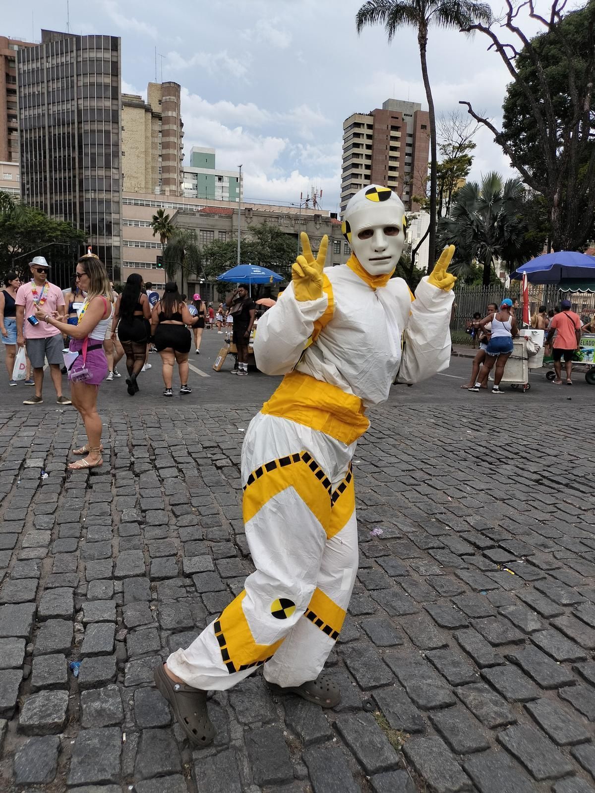 Dummy no Carnaval de BH? 'Personagem' do BBB 24 é flagrado pelas ruas da capital