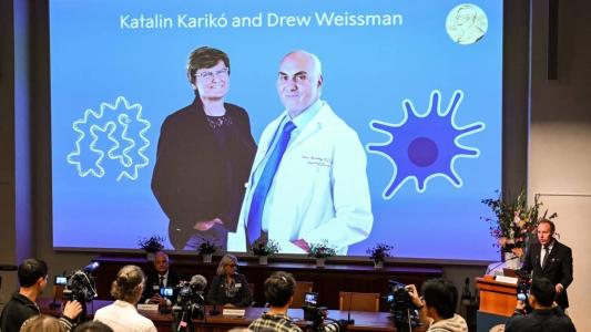 Karikó, 68 anos, e Weissman, 64, trabalham juntos na Universidade da Pensilvânia, Estados Unidos