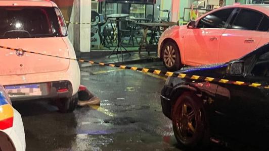 Dupla estava bebendo na loja de conveniência do posto quando foram surpreendidos por suspeitos em um carro
