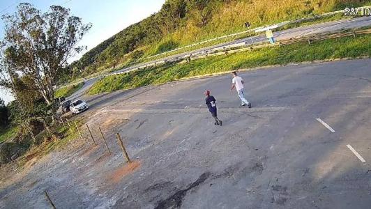 Dupla foi flagrada por câmera de segurança se aproximando do veículo