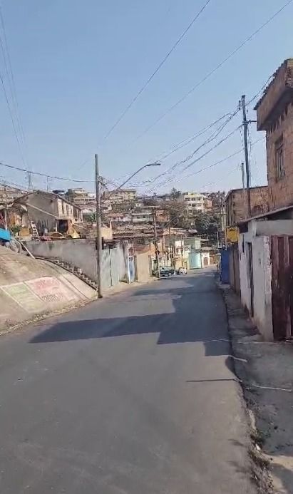 Dupla sem capacete perde o controle da moto ao passar em quebra-molas e morre em BH