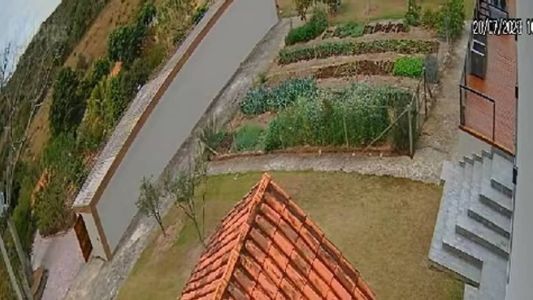 Durante buscas no sítio, os policiais localizaram os suspeitos, que ao ver a polícia fugiram