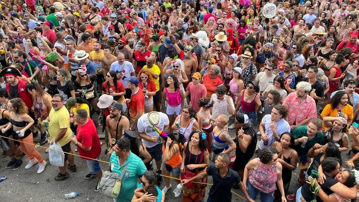 Beijou muito no Carnaval? Saiba os perigos da mononucleose e como tratar a ‘doença do beijo’