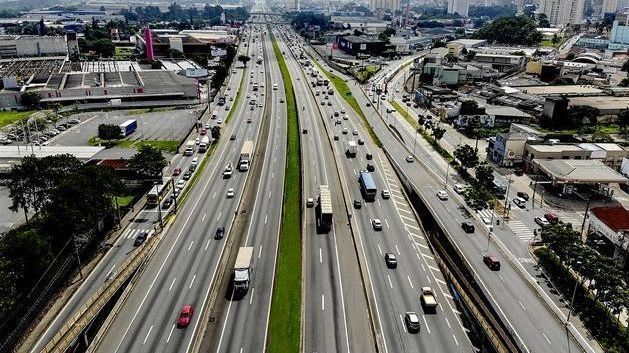 PRF resgata criança esquecida por avós em lanchonete na Via Dutra