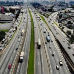 PRF resgata criança esquecida por avós em lanchonete na Via Dutra