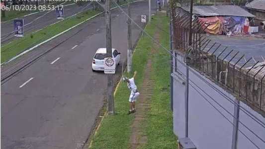 Ação foi flagrada por câmeras de vigilância da Secretaria Municipal de Segurança