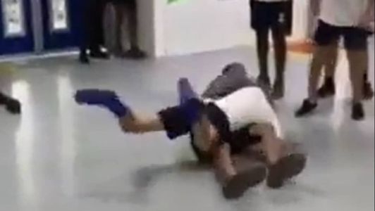 Nas imagens, os alunos aparecem brigando até um deles desmaiar