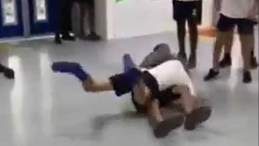 Nas imagens, os alunos aparecem brigando até um deles desmaiar