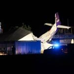 Avião de pequeno porte cai sobre hangar na Polônia e deixa 5 mortos