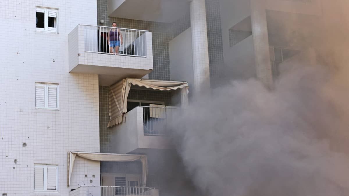 Hamas invadiu 22 cidades e 'caçou' civis de porta em porta, diz porta-voz militar israelense