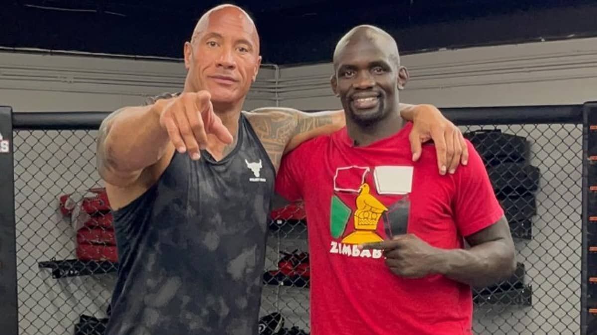 Lutador de UFC dorme em sofá de academia, viraliza e ganha casa de The Rock