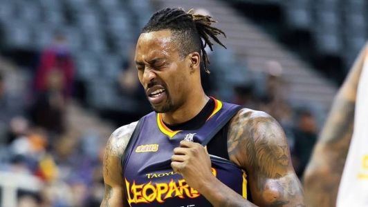 Dwight Howard em ação pelo Taiwan Leopards, clube de Taiwan que defendeu até maio de 2023