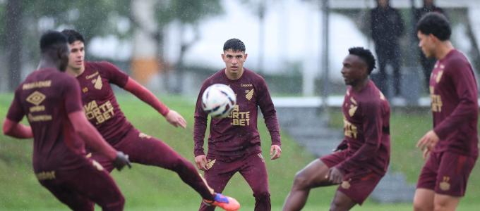 Esquivel (centro) deve ser novidade no Athletico-PR contra o Goiás