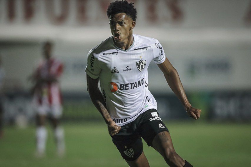 Rival do Bahia na Sul-Americana acerta compra de jovem atacante ex-Atlético