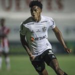 Rival do Bahia na Sul-Americana acerta compra de jovem atacante ex-Atlético