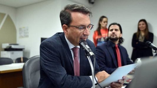 É bom lembrar que a CCJ, comandada por Arnaldo, é uma das comissões mais poderosas do Legislativo - é lá que o processo legislativo se inicia