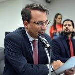 A insatisfação do presidente da CCJ com a mudança de cadeiras na Assembleia
