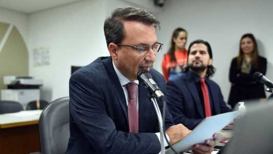 É bom lembrar que a CCJ, comandada por Arnaldo, é uma das comissões mais poderosas do Legislativo - é lá que o processo legislativo se inicia